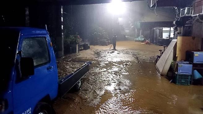 淡水北势子6号地区有4户、约10人受到土石流影响。（图警方提供／简铭柱翻摄）