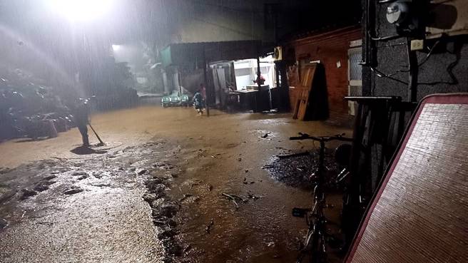 淡水北势子6号地区有4户、约10人受到土石流影响。（图警方提供／简铭柱翻摄）