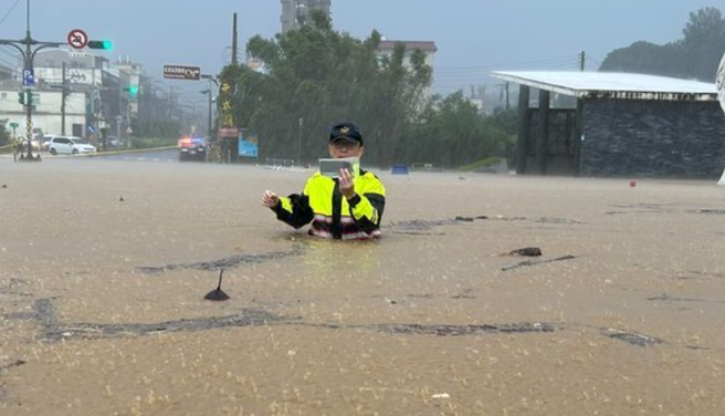 溪水暴涨淹马路，员警涉险拍照水深达胸部，台2线43.5K至44K处目前双向禁止通行。（图／翻摄画面）