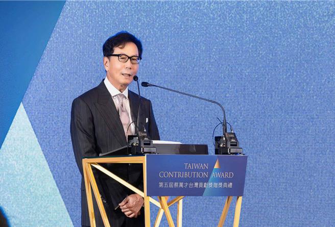 富邦集团董事长蔡明忠4日出席第五届「蔡万才台湾贡献奖」颁奖典礼前受访表示，放颱风假是见仁见智问题，身为台北市民可接受。(富邦金控提供／洪凯音台北传真)