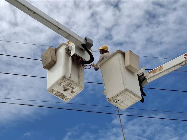 屏东县还有16乡镇1万9841户停电，台电急调人手漏夜抢修。（台电提供／谢佳潾屏东传真）