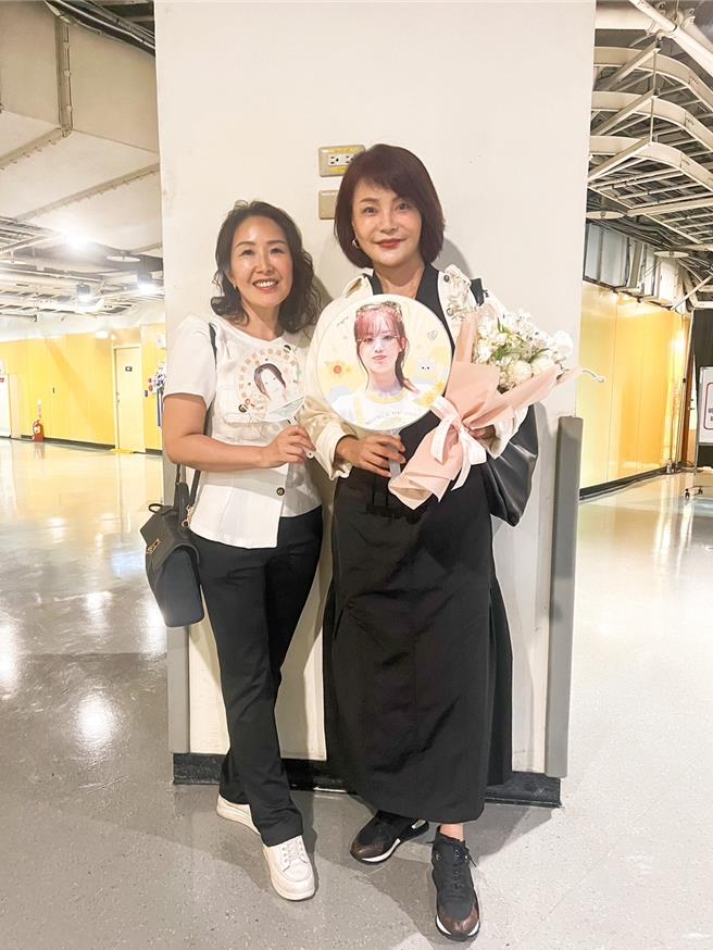 子瑜妈妈（右）拿着舒华的扇子和友人前来欣赏。（读者提供）