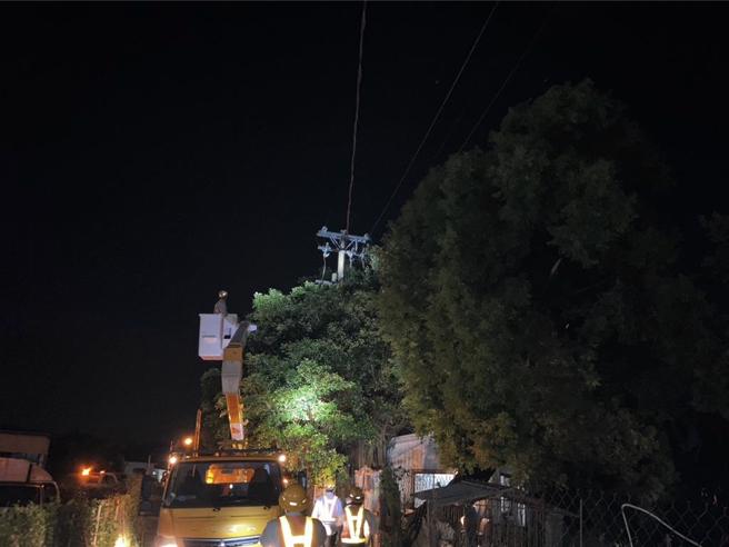 屏东县还有16乡镇1万9841户停电，台电急调人手漏夜抢修。（台电提供／谢佳潾屏东传真）