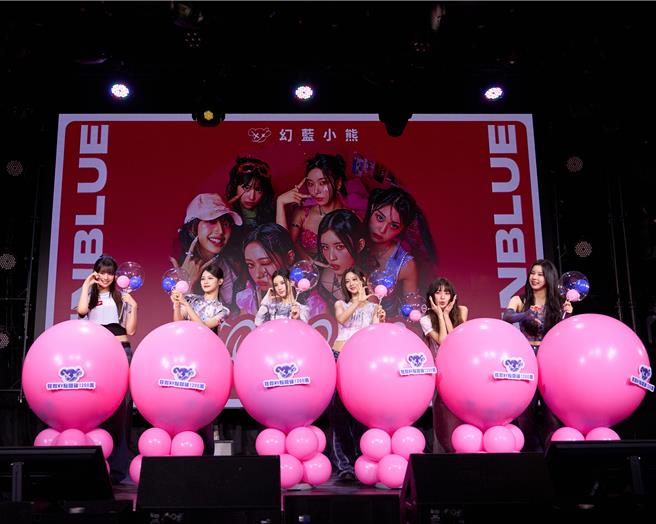 幻蓝小熊成员NICO（左起）、许媛媛、毓、XXIN、采甄、AYEON，4日举办庆功记者会。（天空娱乐提供）