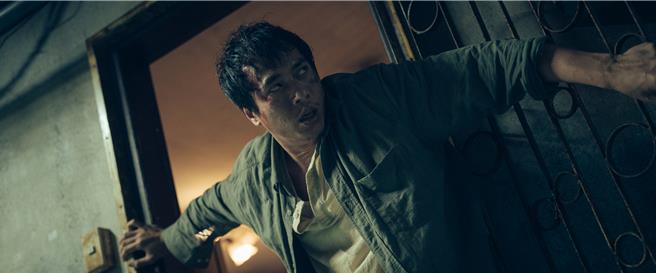 莊凱勛在《鬼們之蝴蝶大廈》中飾演尋找妻女的家暴犯。（圖／劇匯文創提供）