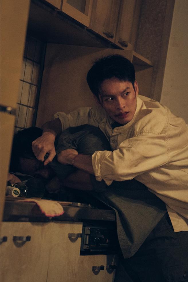 小梁驚險趕到制伏許國輝，英雄救美。（圖／劇匯文創提供）