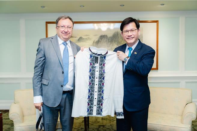 外交部長林佳龍今接待烏克蘭國會議員克尼茨基及齊赫茲。（取自林佳龍臉書）