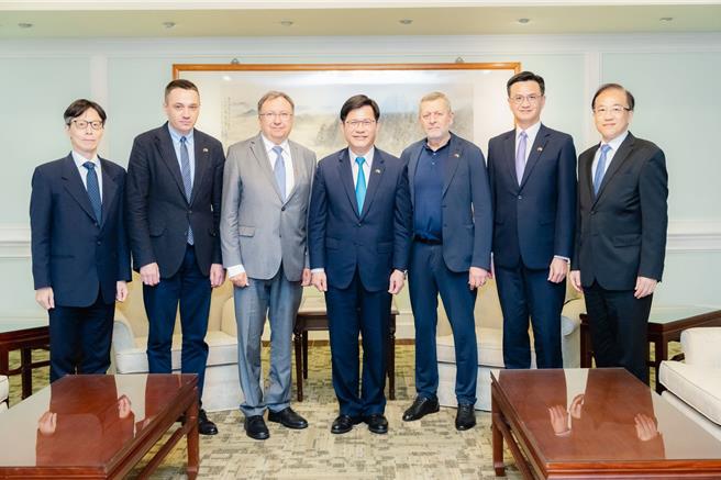 外交部長林佳龍今接待烏克蘭國會議員克尼茨基及齊赫茲。（取自林佳龍臉書）