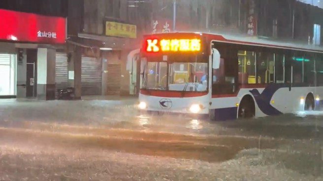 金山街上只剩下公車在行駛，猶如陸上行舟。（翻攝畫面）
