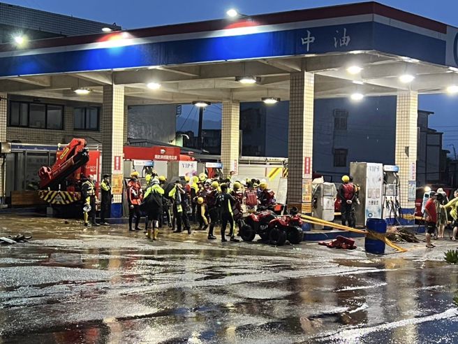 新北市金山区严重淹水，消防局在附近加油站成立指挥站。（翻摄画面）