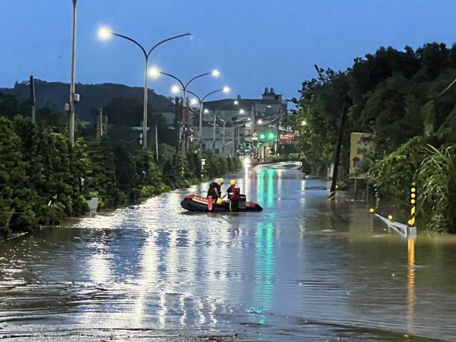 消防船艇不断进出将受困居民救出。（翻摄画面）