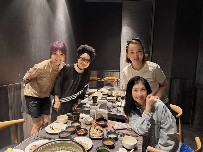 郁方合体4女星「台湾离婚率高出5成一看就知道」。左起高怡平、比莉、郁方、黄嘉千。（图／脸书 好门媳妇的秘密生活郁小方）