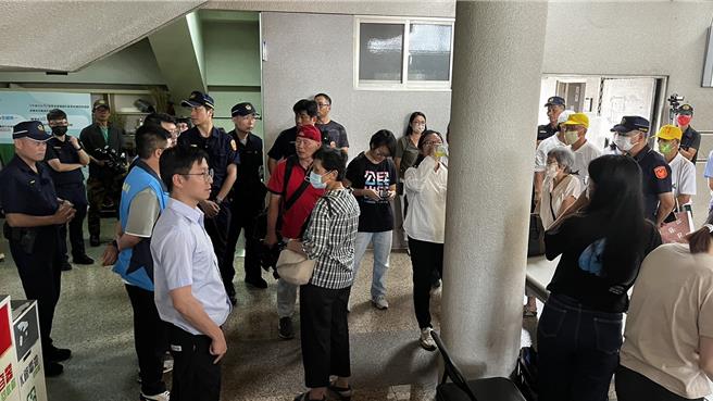 中友百货集团在埔里山区的开发案4日在县府环保局举行环评审查会，遭居民质疑黑箱作业前往抗议。（杨静茹摄）