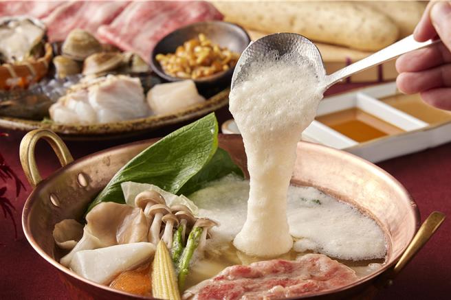 「黑毛屋本家」秋季限定新品「大和芋珍味和牛锅」，能品尝大和芋出眾的滑顺口感与多样吃法，充满日本秋季风味。(乾杯集团提供)