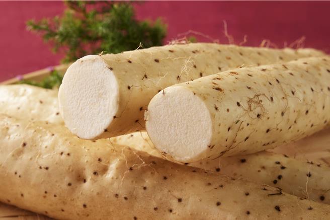 「黑毛屋本家」精选日本顶级山药「埼玉县产大和芋」入锅，大和芋为山药中黏性最高的品种，口感Q黏、味道浓郁且营养成分十分丰富。(乾杯集团提供)