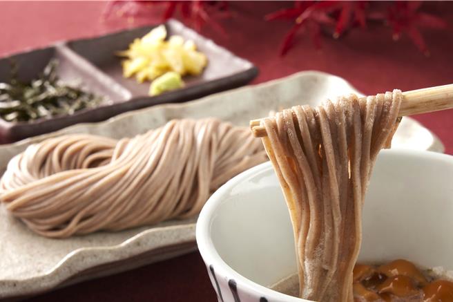 有「三大荞麦麵」美名的长野县产「信州荞麦麵」，冰镇后，沾上以高汤搭配山药泥、海苔丝、柚子皮、芥末的特制酱汁品尝，口感滑顺且风味清爽。(乾杯集团提供)