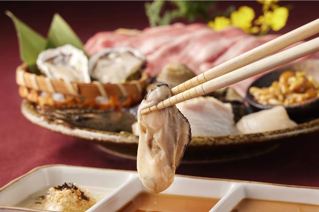 「黑毛屋本家」精选波士顿龙虾、龙胆石斑鱼、广岛牡蛎、北海道干贝等多款海鲜入锅，可吃到秋季肥美的海鲜。(乾杯集团提供)