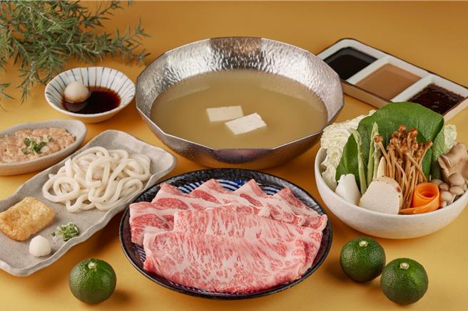 「黑毛屋」秋季限定「柚子锅」选用供应日本皇室的西京味噌，搭配当季长野县产柚子果实、韩国产柚子酱制成的风味汤头，个人套餐680元加1成 。(乾杯集团提供)