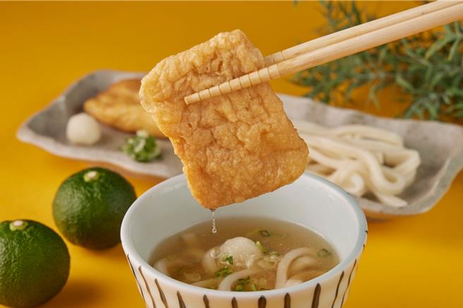日本知名的「狐狸乌龙麵」吸附满满的柚子锅汤汁，搭配萝卜泥及葱花调味，简单又迷人的秋意滋味。(乾杯集团提供)