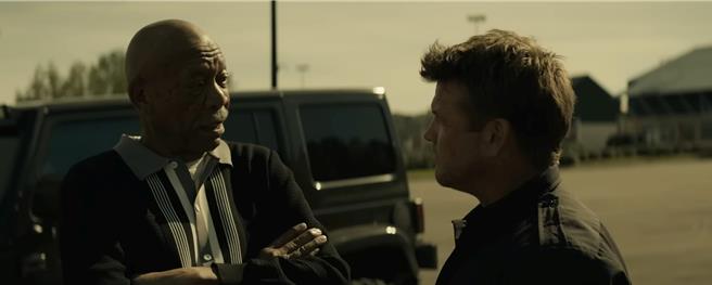 路克漢斯沃（右）自曝摩根費里曼是他接演《孤狼救援》的主要原因之一。（圖／車庫娛樂提供）