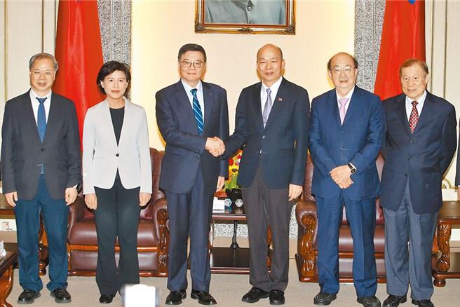 原订4日由立法院长韩国瑜作东的朝野和解饭，因颱风扰局决延期。图为行政院长卓荣泰（左三）拜会韩国瑜（右三）。（本报资料照片） 