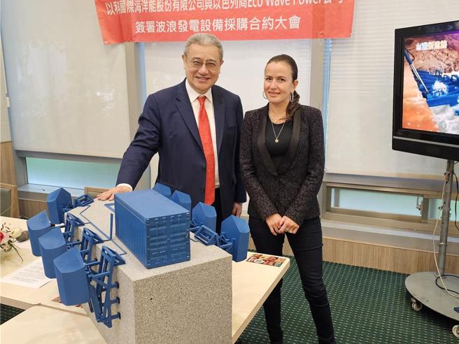 以科国际董事长黄齐元（左）与Eco Wave Power执行长暨共同创办人Inna Braverman（右）签署设备採购合约。图／黄有容
