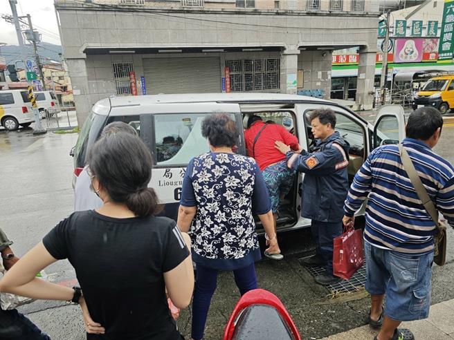 六龜分局員警於第一時間投入大量警力，全力準備防災及協助4區公所撤離土石流潛勢區保全戶工作。（警方提供／林雅惠高雄傳真）