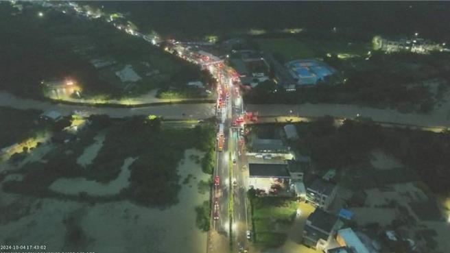 北海岸地区4日下午发生超大豪雨，造成多处地区积水或道路不通。（新北市消防局提供）