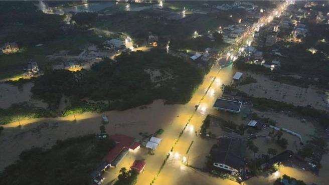 目前仍有淡水、金山、万里等8处道路不通，整条台2线几乎泡在水里。（新北市消防局提供）