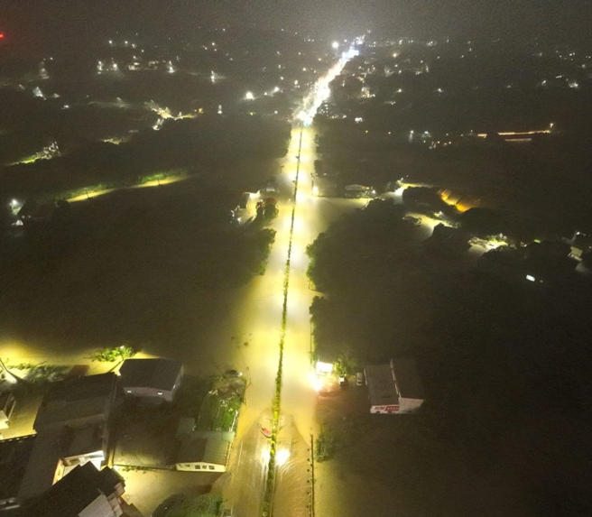 金山市区暴雨淹水不退，街道全部泡在水里，夜间空拍画面曝光。（图／新北市急难救援大队提供）