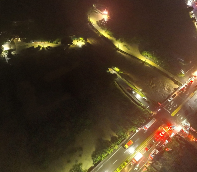 金山市区暴雨淹水不退，街道全部泡在水里，夜间空拍画面曝光。（图／新北市急难救援大队提供）