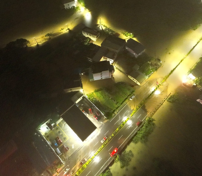 金山市区暴雨淹水不退，街道全部泡在水里，夜间空拍画面曝光。（图／新北市急难救援大队提供）