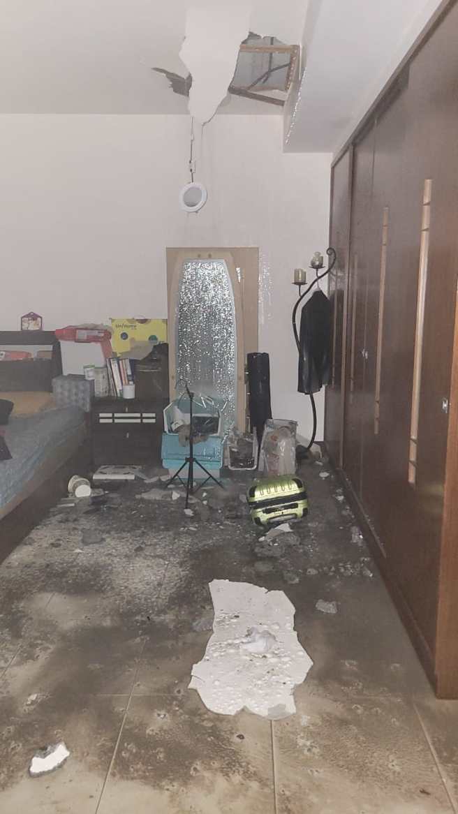 女网友住家昨(3)日颱风天，遭到隔壁工地天车重砸，住家屋顶破大洞，房屋结构也受损，有家归不得。（图／翻摄自脸书社团东港报马仔）