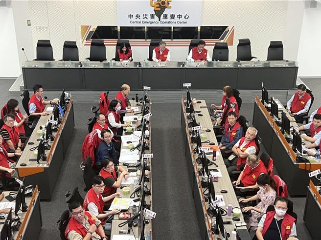 中央災害應變中心今晚召開山陀兒颱風第18次工作會報。（王揚傑社）