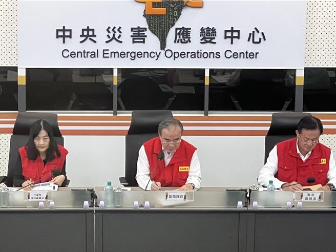 中央災害應變中心今晚召開山陀兒颱風第18次工作會報。（王揚傑社）