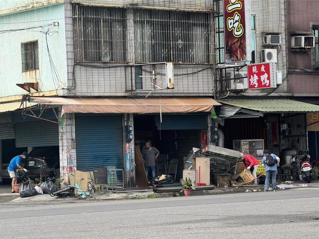 高雄遭山陀兒肆虐1天，今天放晴後居民忙著打掃家園。(圖／資料照)