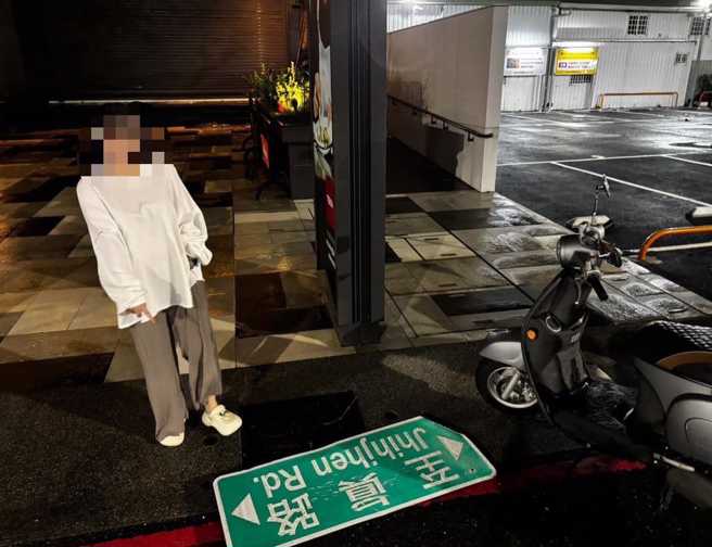 山陀儿颱风过境，高雄民眾苦中作乐，发起和路牌合照活动。（图／翻摄自脸书高雄点 Kaohsiungtien）