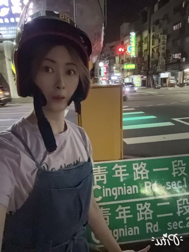 山陀儿颱风过境，高雄民眾苦中作乐，发起和路牌合照活动。（图／翻摄自脸书爆废公社二馆）