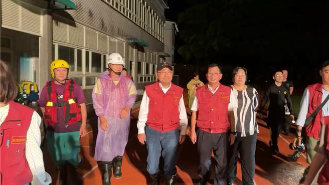 新北市长侯友宜（中）视察金山中角国小。（民眾提供）