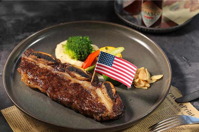 10至11月，民眾身分证含有5(我)、2(爱)、7(吃)、6(肉)数字中任3码，到「丰FOOD」用餐，平日午餐或晚餐即可获赠「美式嫩煎牛小排」1份。(丰FOOD海陆百匯提供)