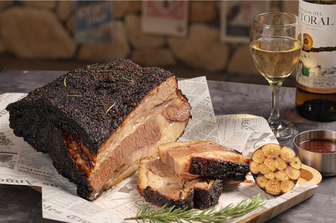 「美式嘉年华」主题季明星菜色「美式烟熏牛胸肉」，牛胸肉经过长时间低温慢熏，外层焦香、肉质嫩滑多汁，每一口都散发出浓郁烟熏风味。(丰FOOD海陆百匯提供)