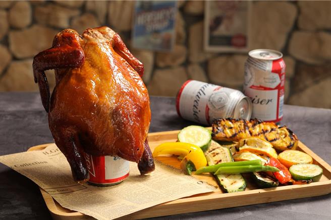 很多美式餐厅必备的烤鸡料理「美式啤酒鸡」，全鸡经过长时间腌制与烤制，啤酒的麦香完美渗入鸡肉内，每一口都多汁鲜嫩。(丰FOOD海陆百匯提供)