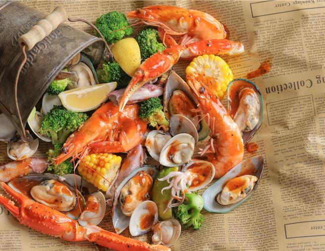 手抓海鲜将松叶蟹、虾子、淡菜、透抽、蛤蛎拌特制酱汁，口感辛香层次丰，海鲜控不要错过。(丰FOOD海陆百匯提供)