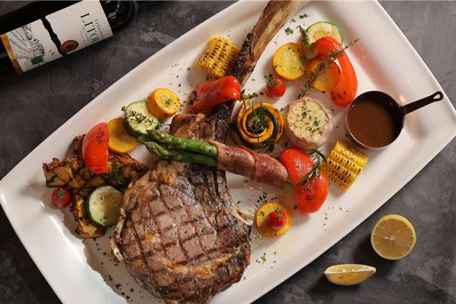 因应年底尾牙春酒热潮，业者加码满15人再送2人优惠，并额外赠送售价4599元的「50盎司美国战斧牛」。(丰FOOD海陆百匯提供)