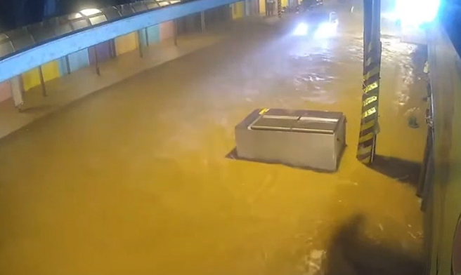 冰箱從大馬路隨泥水漂流至巷弄內。（圖／翻攝自記者爆料網）
