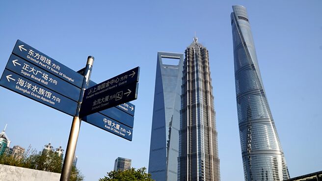 亚洲已有新加坡、香港二大金融中心，近年韩国的首尔、中国的上海金融地位更快速跳升，来势汹汹，尤其台湾受地缘政治风险因素，区域影响力蒙上阴影，这是必须克服的障碍。图为上海陆家嘴金融贸易区。图／中新社