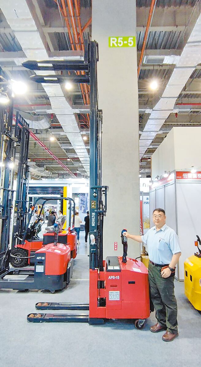 恆智重機副總經理翟清楠與運搬設備，在全球AI及工業4.0的趨勢下迅速布局。圖／恆智重機提供