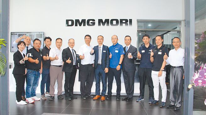 DMG MORI台湾总经理吕名凯（右六）与12家国内外DMG MORI DMQP（DMG MORI Qualified products）业者，在2024 TECHNOLOGY SEMINAR IN TAIWAN-MACHINING TRANSFORMATION活动中合影。图／李淑慧