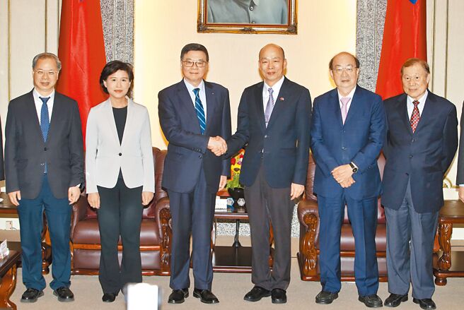 原订4日由立法院长韩国瑜作东的朝野和解饭，因颱风扰局决延期。图为行政院长卓荣泰（左三）拜会韩国瑜（右三）。（本报资料照片）
