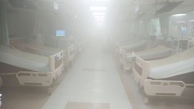 基隆长庚医院3日中午12时许发生火警，13楼管道间冒出大量白烟，警消人员获报前往灌救，所幸无人员伤亡。（基隆市消防局提供／徐佑升基隆传真）